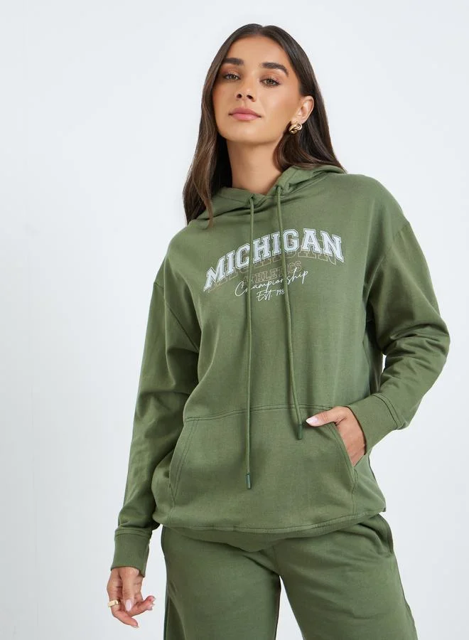 ستايلي طقم منسق من بنطال واسع وهودي بطبعة كتابة جرافيك